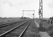 169486 Gezicht op de spoorlijn tussen Nijkerk en Amersfoort, met bakens en een voorsein ter hoogte van km. 25.4, uit ...